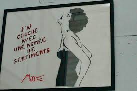 Pochoir de Miss.Tic représentant une femme accompagnée d’une citation féministe, art urbain poétique et engagé