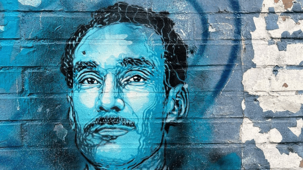 Portrait en pochoir d’un sans-abri réalisé par C215 sur un mur de rue, art humaniste et militant
