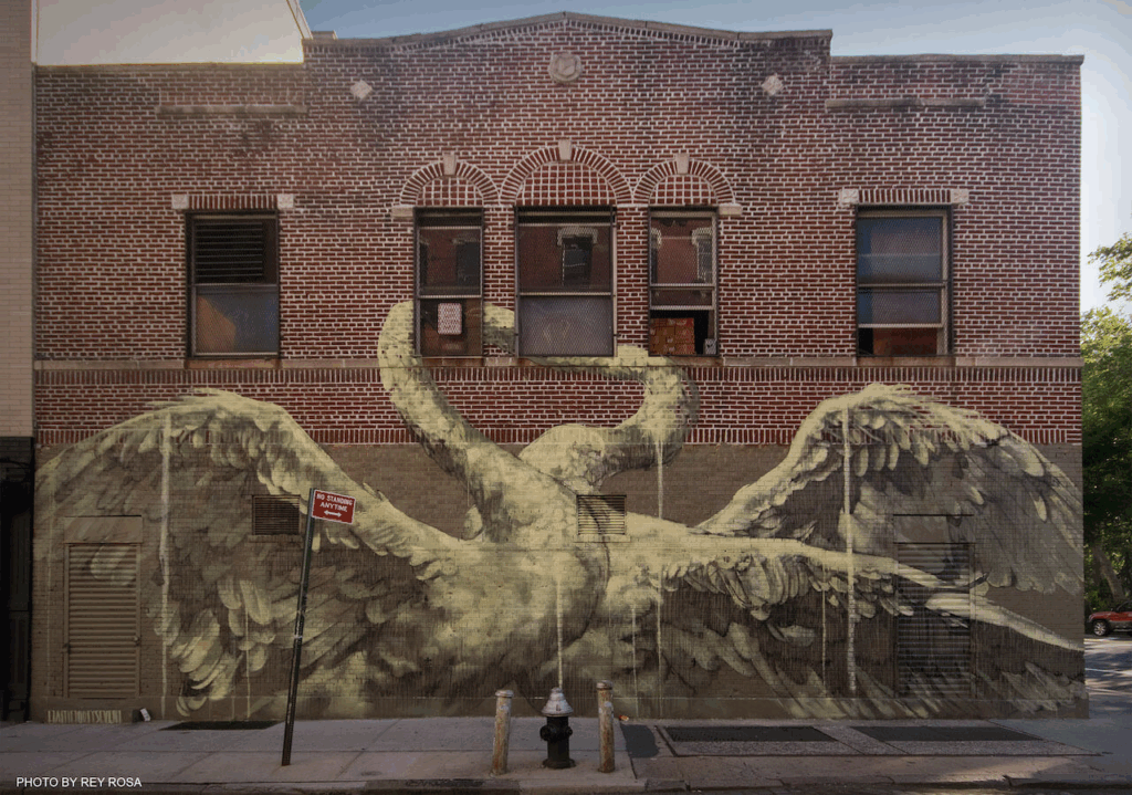 Fresque de Faith47 avec une figure féminine spirituelle, exprimant la lutte sociale et émotionnelle dans le street art