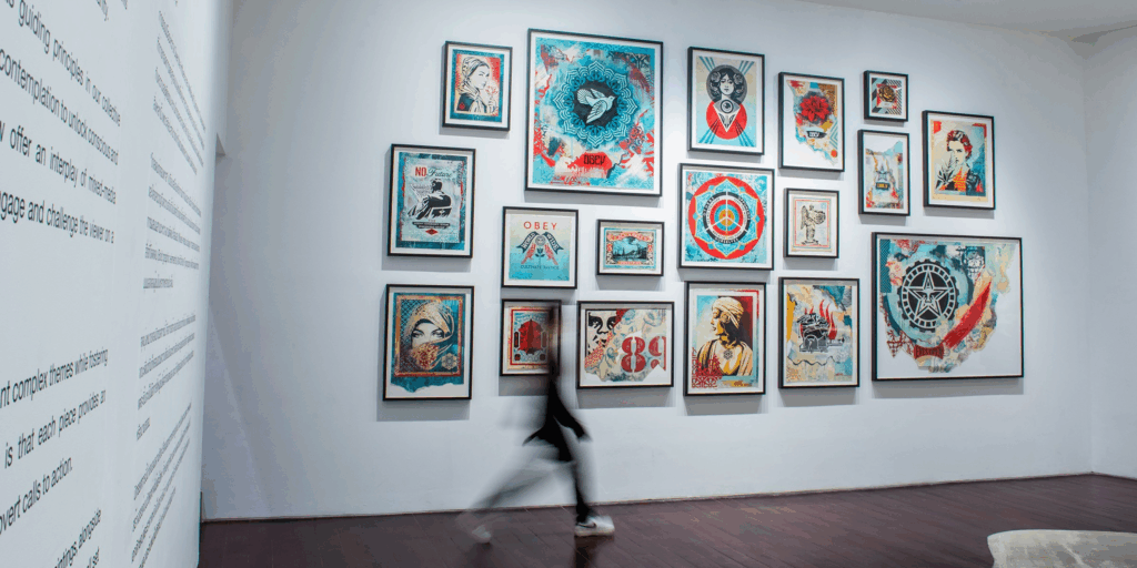 Œuvre de Shepard Fairey exposée dans Golden Compass en 2025 à Bangkok, combinant boussole dorée et messages sociaux