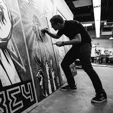 "Fresque Warning Signs de Shepard Fairey à la Nouvelle-Orléans, dénonçant les dérives sociales et politiques"
