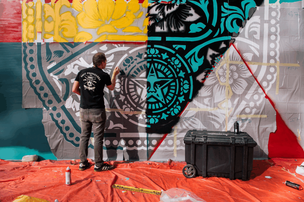 Shepard Fairey en conférence à la Phillips Collection en mai 2025, discutant de l'influence de l'Art Nouveau et de l'activisme visuel