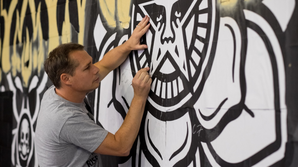 "Portrait de Shepard Fairey, artiste de street art engagé connu pour l'affiche HOPE et le projet OBEY Giant